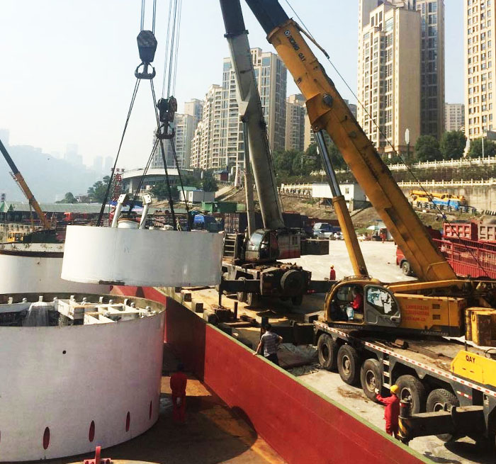 岭东吊车作业中