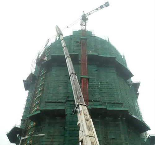 岭东吊车在工地上作业
