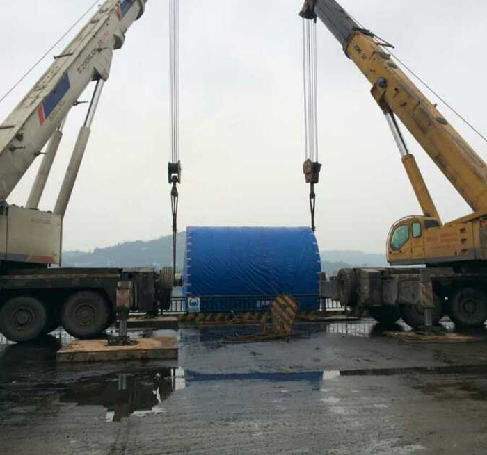岭东吊车正在作业中